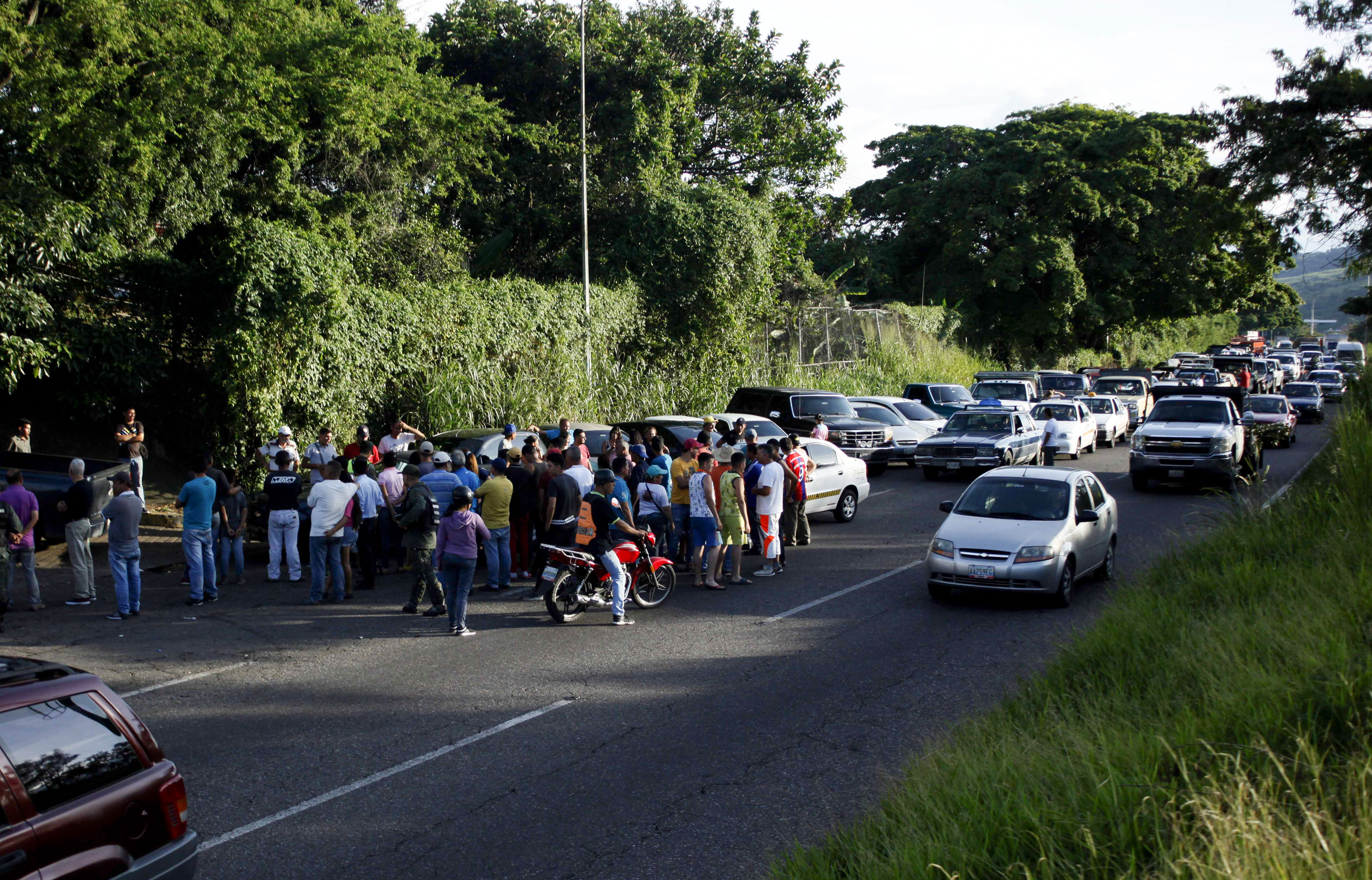 Tachirenses pasan cinco días en cola para surtir gasolina y denuncian cierre de estaciones (VIDEO)