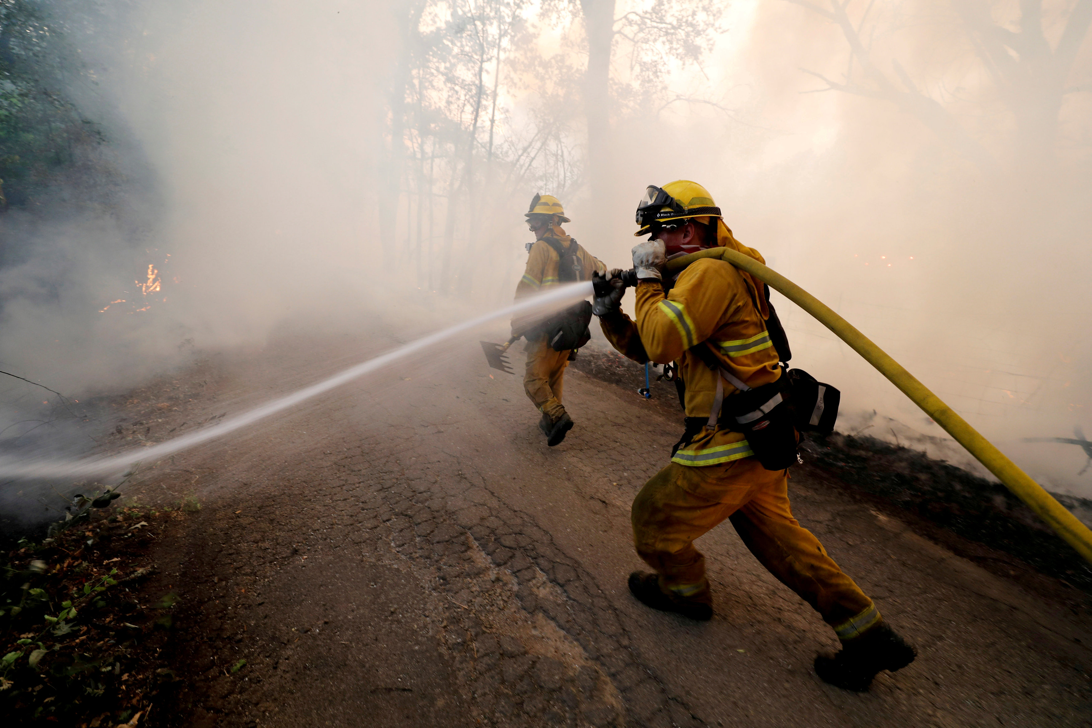 Héroes en el fuego, víctimas de la mente: el suicidio acosa a bomberos en EEUU