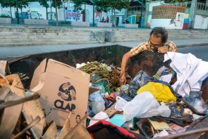 Más dinero y menos comida: La fórmula que se repite con aumentos de Maduro