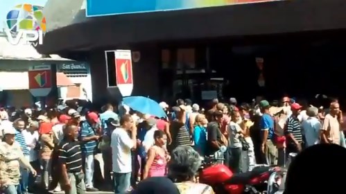 Largas colas en bancos de Cumaná para retirar 200 bolívares #20Sep (Video)