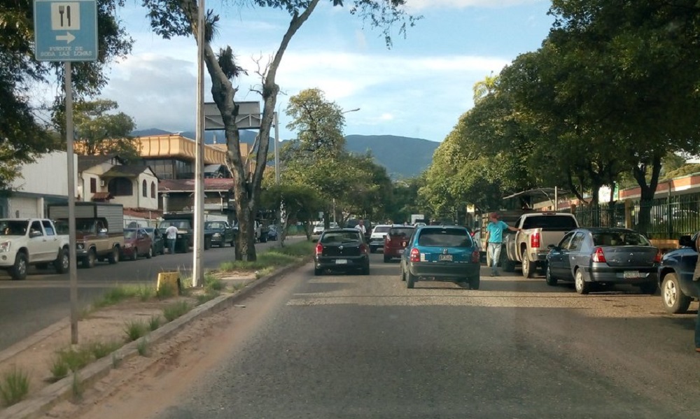 Hasta cinco días pasan los conductores en las colas por gasolina en Táchira (Fotos + Videos)