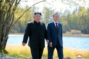 Presidente surcoreano Moon Jae-in pide acompañar a Kim Jong Un en su deseo de paz