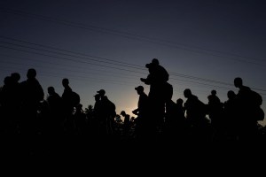 Cientos de inmigrantes ilegales recorren las carreteras de Texas a la deriva