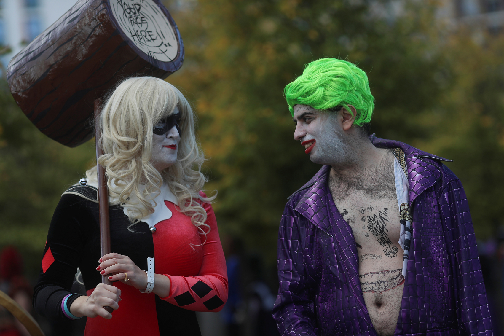 Superhéroes se mezclan con villanos en inicio de Comic Con en Londres