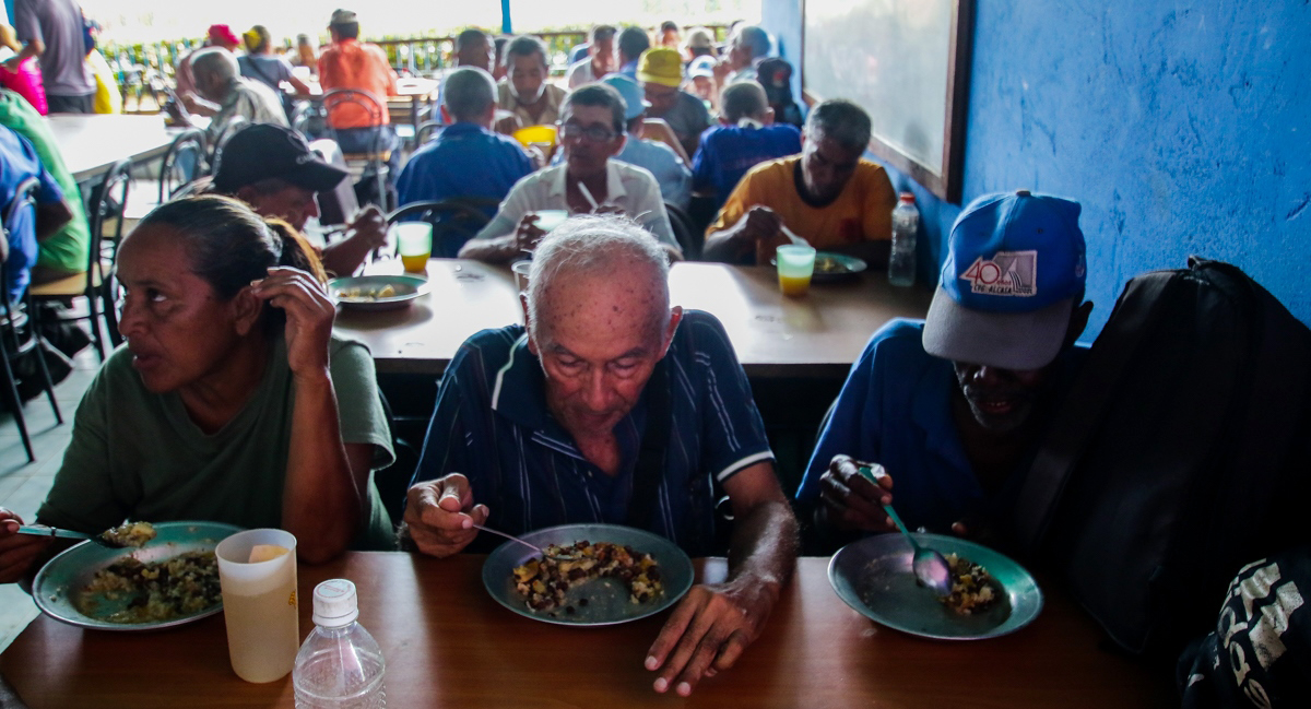 Desgarrados por el hambre: Así malcomen los guayaneses en tiempos de Maduro