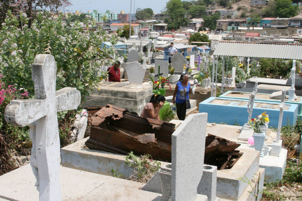 ¡Como un basurero! Así está la fachada del Cementerio de Puerto La Cruz #14Oct (Foto)