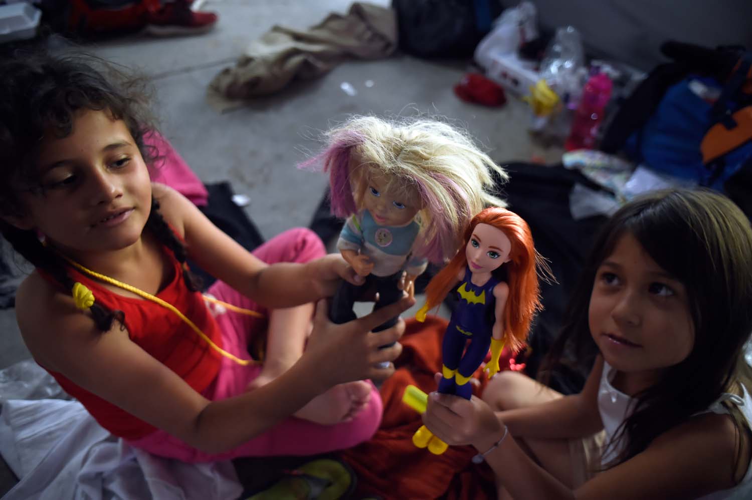 Con peluches y cochecitos, niños migrantes sobreviven al éxodo centroamericano (Fotos)