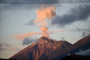 Volcán de Fuego de Guatemala inicia su quinta erupción en este año