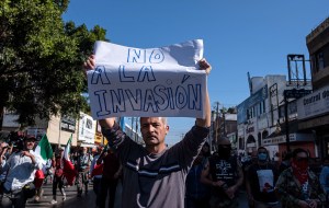 Surgen protestas pro y contra la caravana de migrantes en la frontera entre México y EEUU