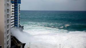 El momento en que una ola gigante destroza dos balcones en un edificio en Tenerife (Video)