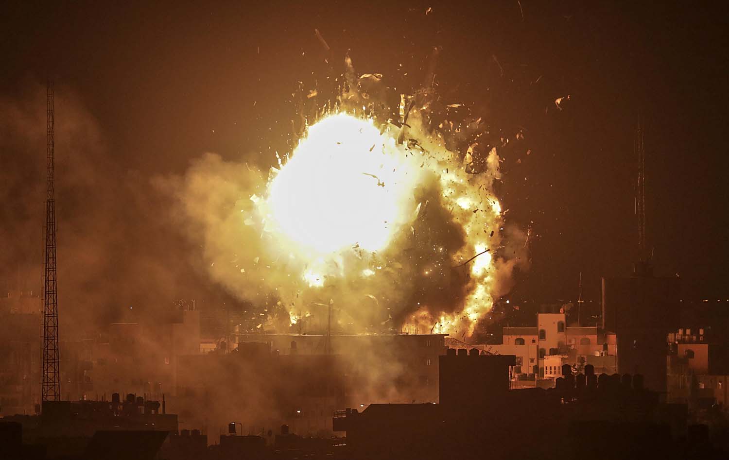Aumentan temores de guerra en Gaza tras docenas de cohetes y bombardeos