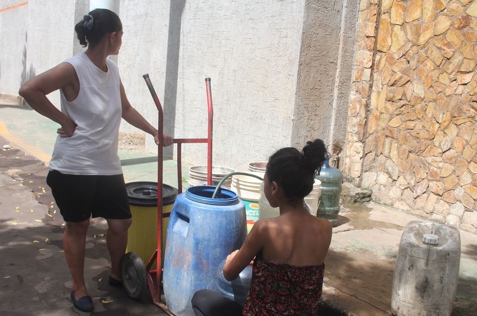 “¿Cómo pa’ cuándo van a bombear agua en Maracaibo?”: Zulianos se desesperan por falta del líquido vital