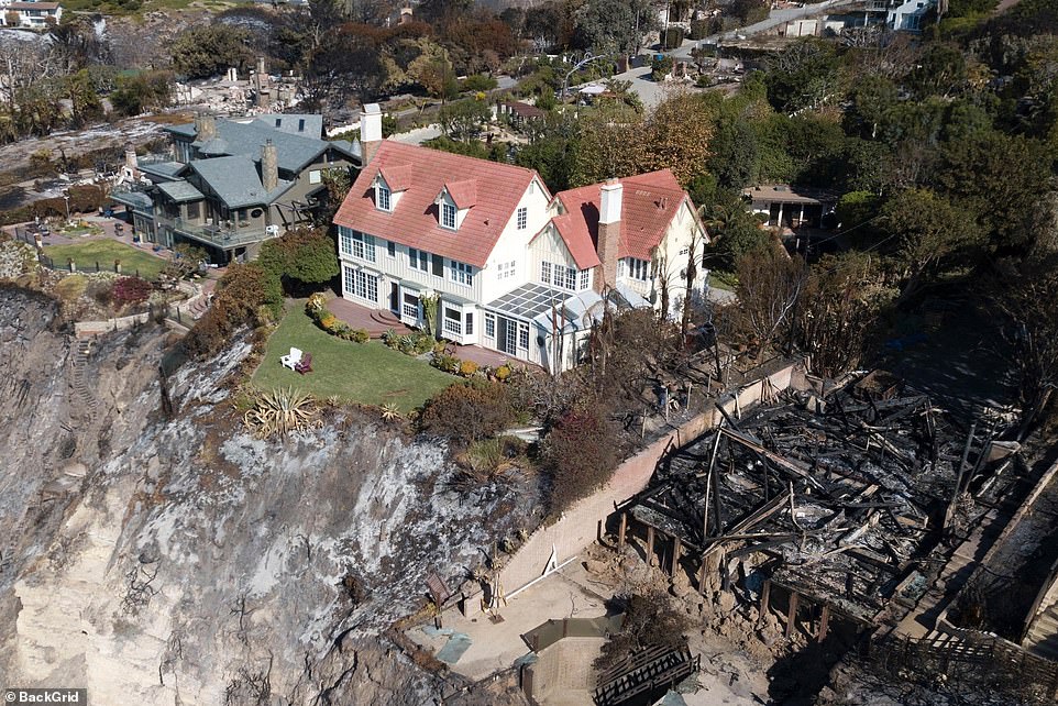 La mansión de Anthony Hopkins en Malibú quedó intacta tras el mortal incendio forestal (fotos)