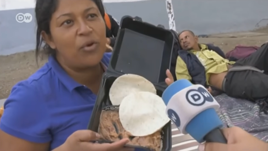 Esta migrante de la caravana se hizo viral por “rechazar” un plato de frijoles desatando enojo y fake news (VIDEO)