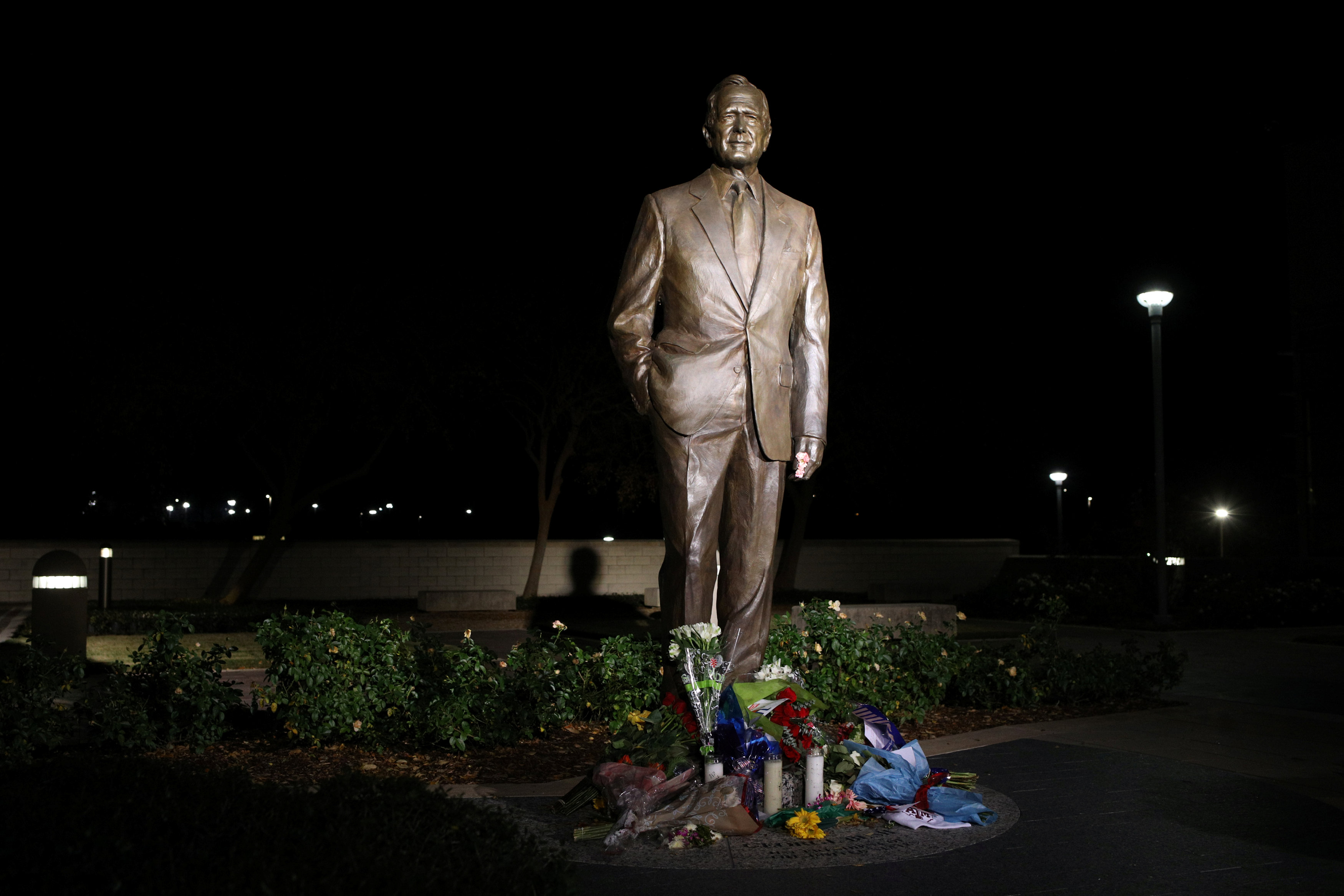 Restos del expresidente George H.W. Bush son trasladados a Washington para homenaje