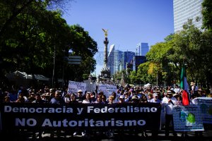 Unas dos mil personas protestaron en contra de López Obrador en el primer día de su gestión 