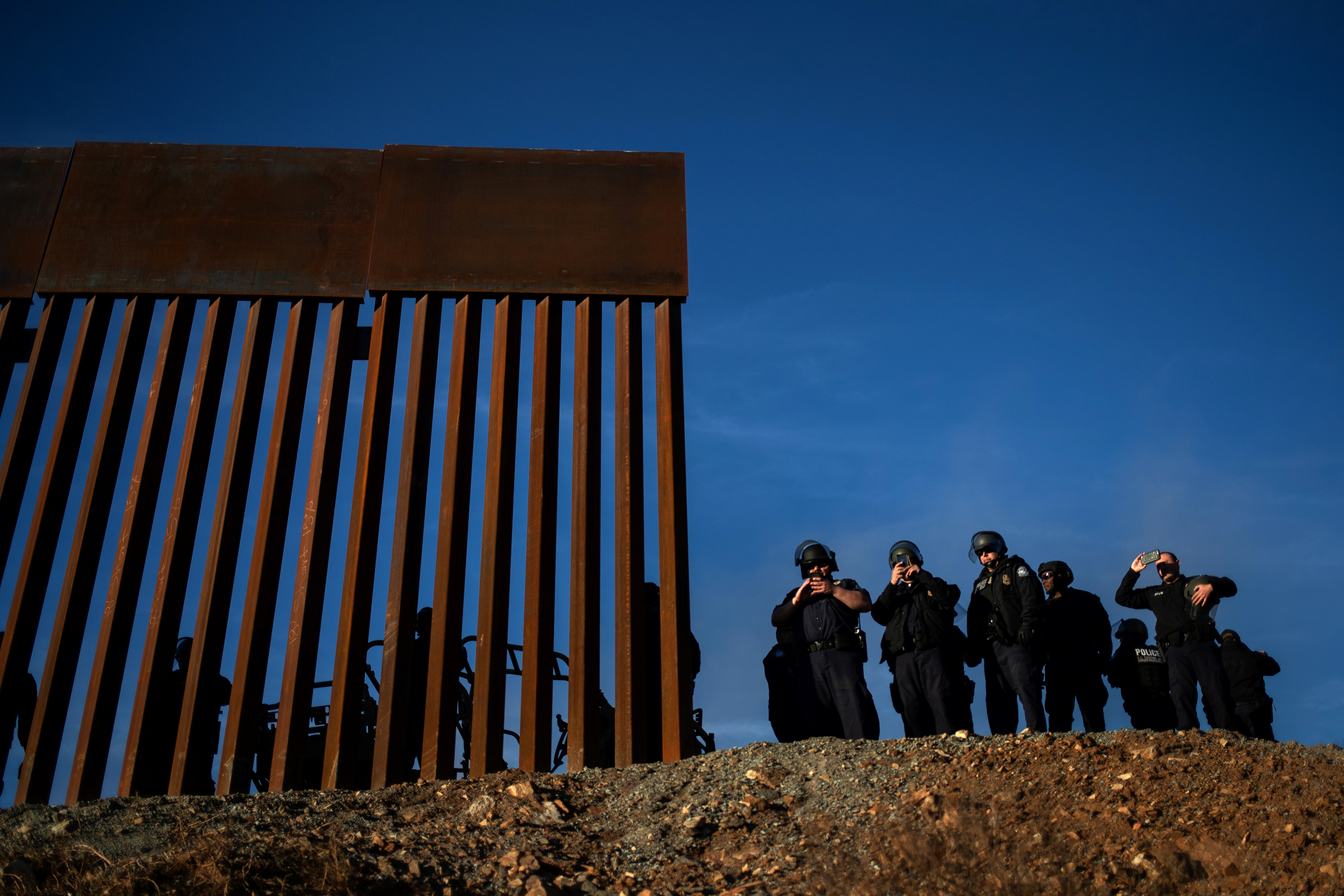 Un juez de EEUU bloquea el plan de Trump de construir un muro fronterizo