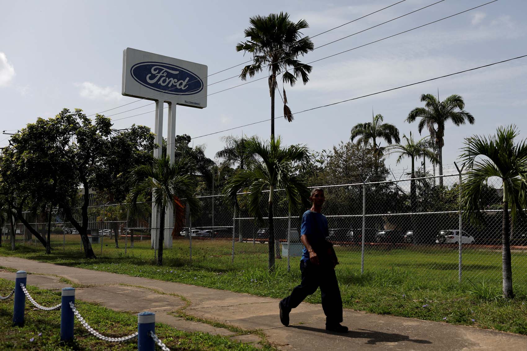 Ford en Venezuela ofrece planes de retiro a trabajadores a medida que disminuye la producción