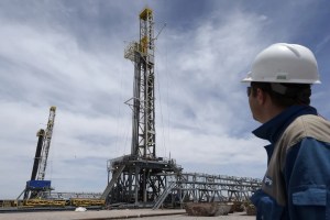 Shell anuncia inversiones para producir petróleo y gas mediante fracking en Argentina