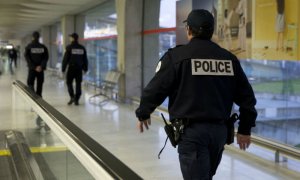 Dos personas con armas falsas desatan ola de pánico en aeropuerto parisino