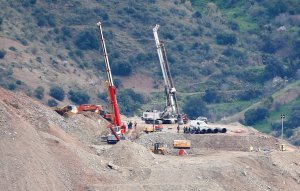 Los mineros a dos metros del pozo donde cayó un niño en el sur de España