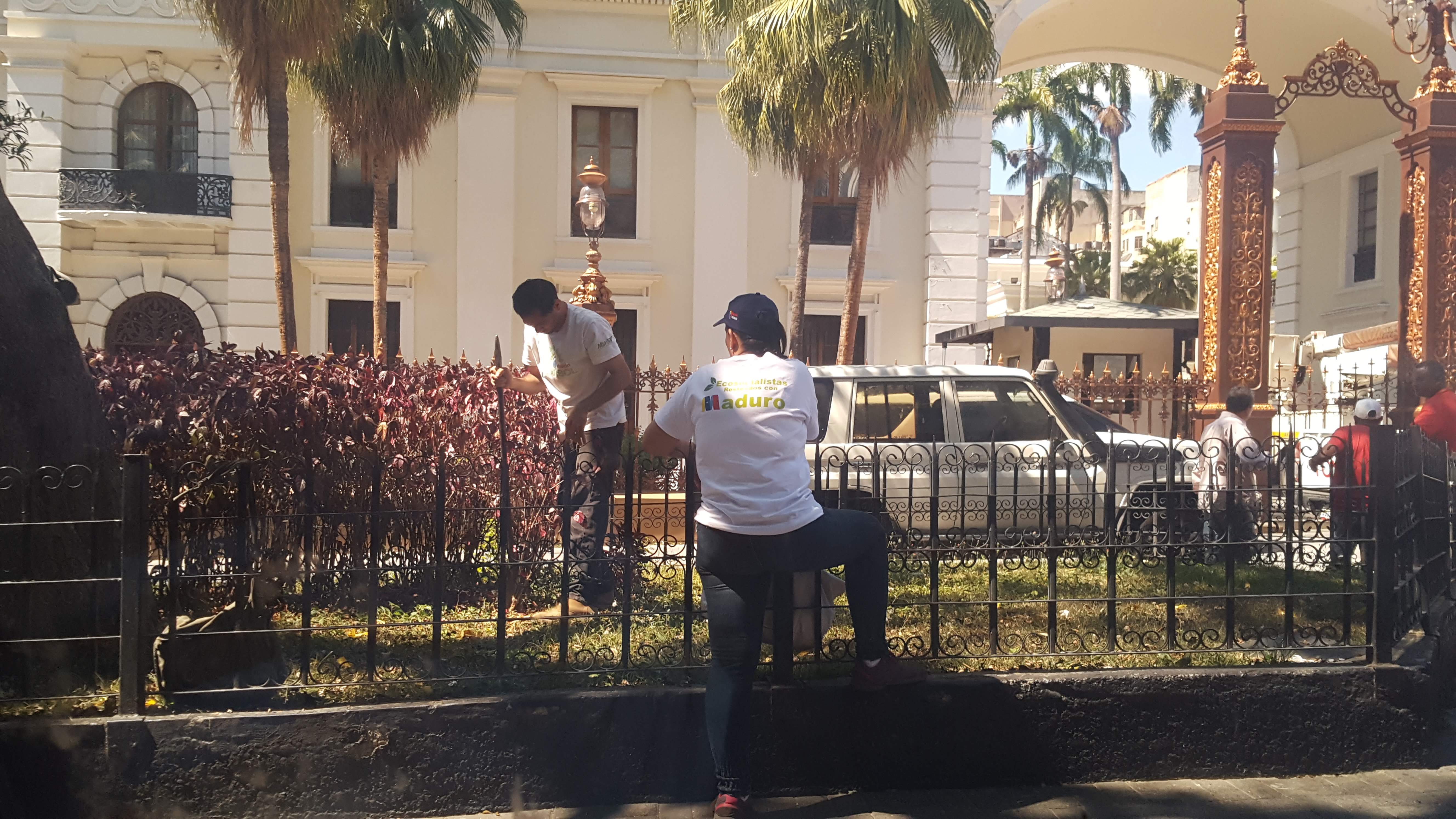 ¿Viene un Rey? Constituyente cubana limpia el Palacio Federal a días de que Maduro se juramente (Fotos y video)