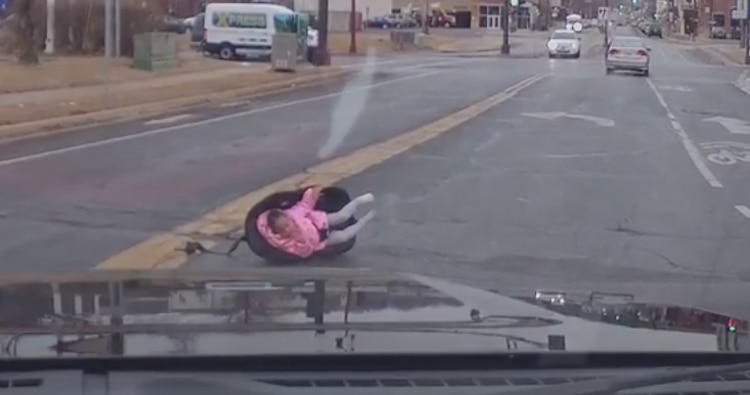 Bebé casi muere atropellado tras salir despedido de un vehículo en movimiento en EEUU (Video)