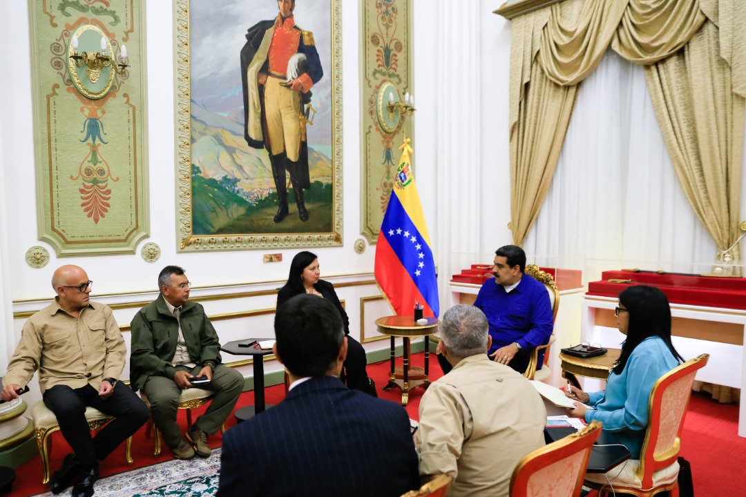 El país cayéndose a pedazos y Maduro preocupado por la Serie del Caribe