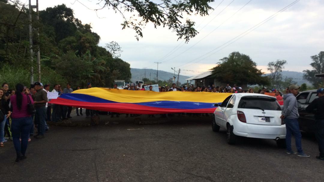 Docentes tachirenses trancaron calles para exigir salario justo #8Ene
