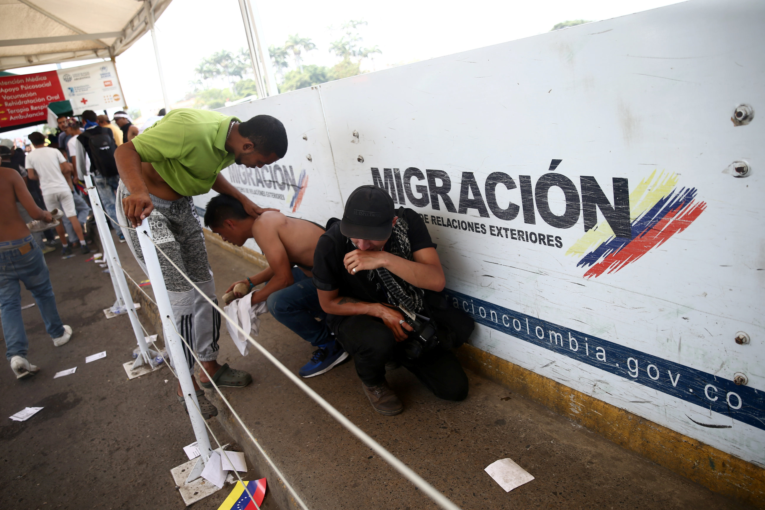 Al menos dos heridos en Colombia por gases lanzados desde Venezuela #23Feb