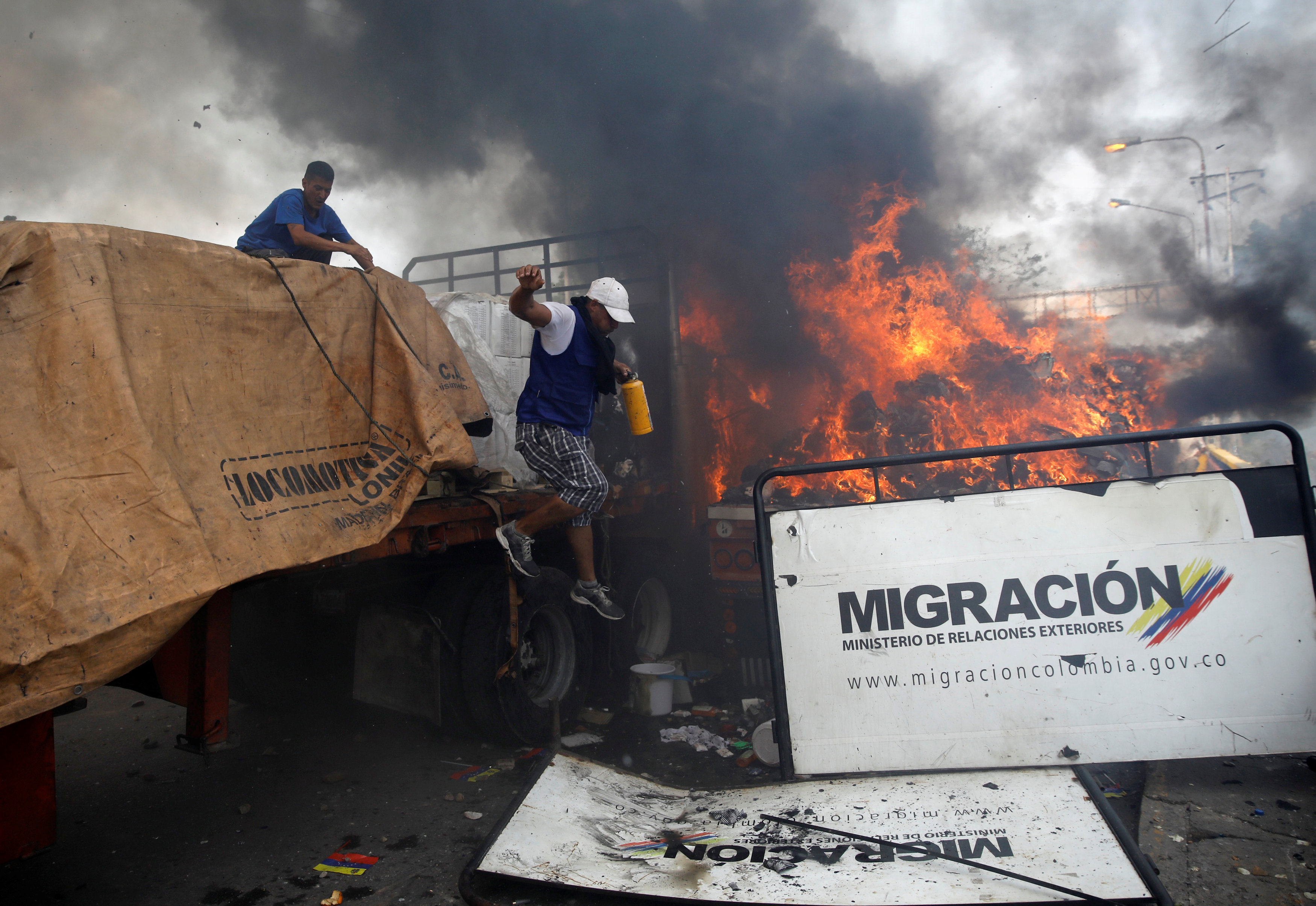 Esta FOTO evidencia que la ayuda humanitaria se quemó en el extremo venezolano