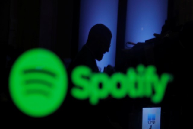 Foto de archivo. Un logo de Spotify en la Bolsa de Nueva York, EEUU. 3 de abril de 2018. REUTERS/Lucas Jackson