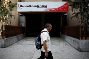 Maduro “entregó” el Banco Bicentenario a trabajadores para convertirlo en el primer banco digital