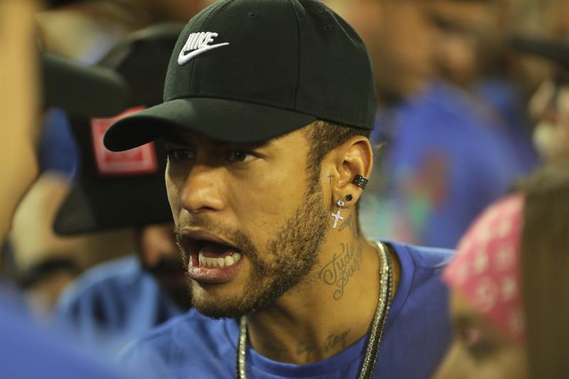 Neymar se volvió loco y agredió a un fanático tras el partido del PSG (VIDEO)