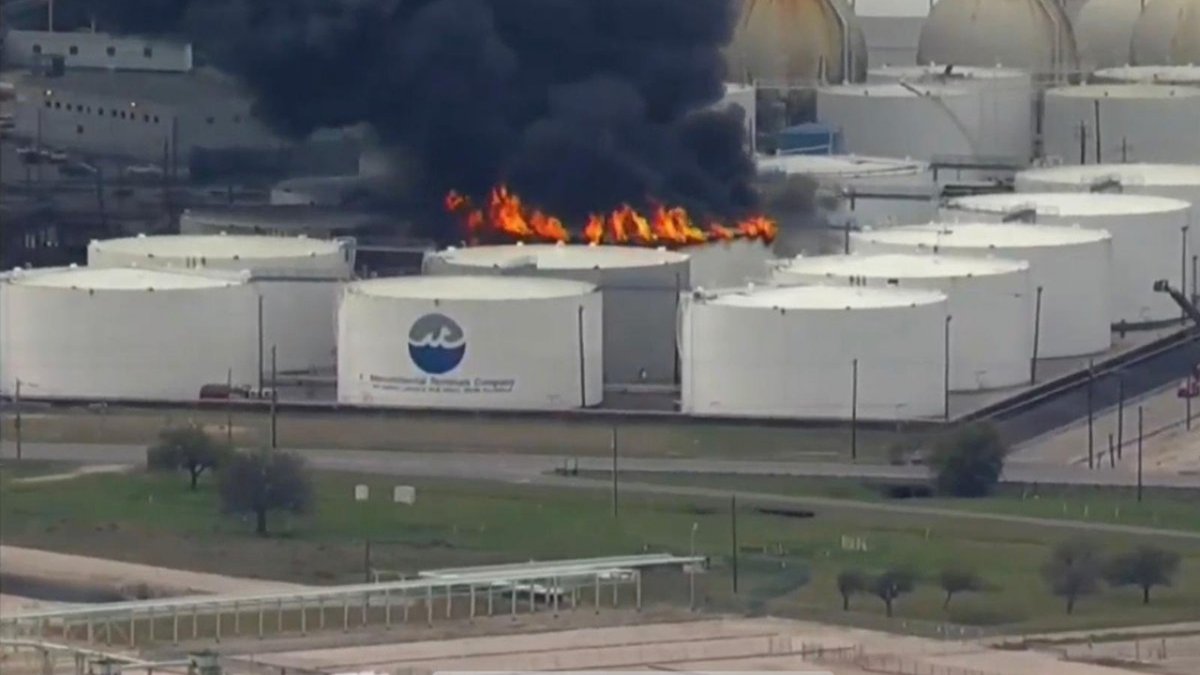Extinguen incendio en una planta química cerca de Houston