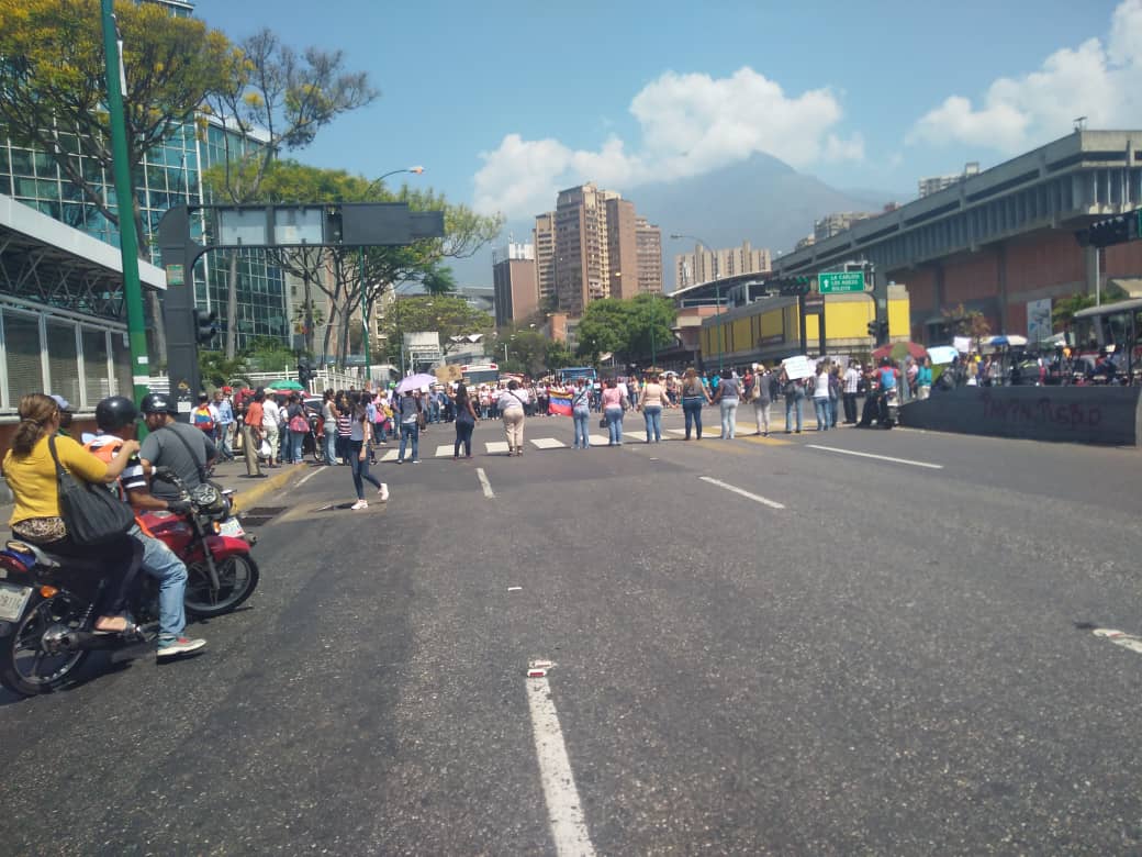 Docentes protestan en la avenida Francisco de Miranda a la altura del Intt #20Mar (fotos)