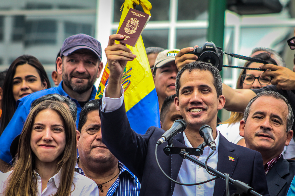LA FOTO: El pasaporte sellado de Guaidó evidencia quién maneja las riendas de Venezuela