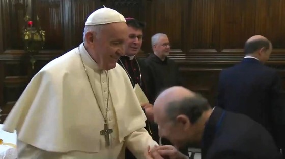 Se estaba yendo de las manos: Papa explica misterio sobre besos a su anillo