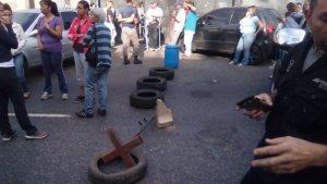 Vecinos de Terrazas de Guaicoco trancan la vía para exigir suministro de agua #25Mar