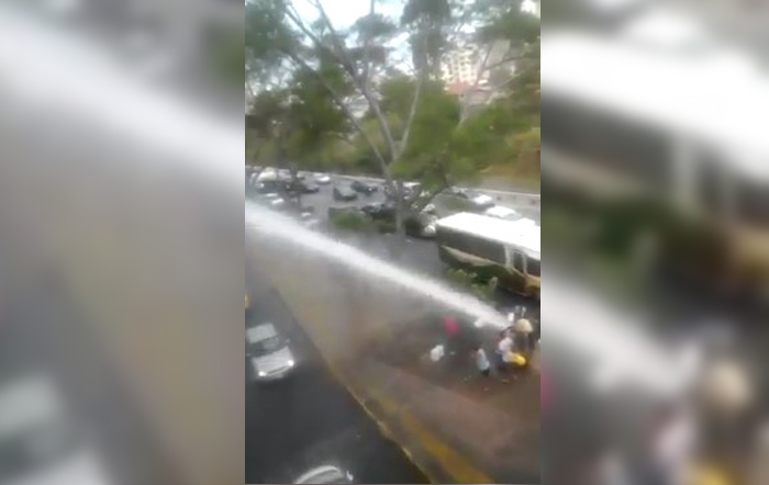 EN VIDEO: Vecinos desesperados corren a abastecerse de agua en tubería rota en San Agustín