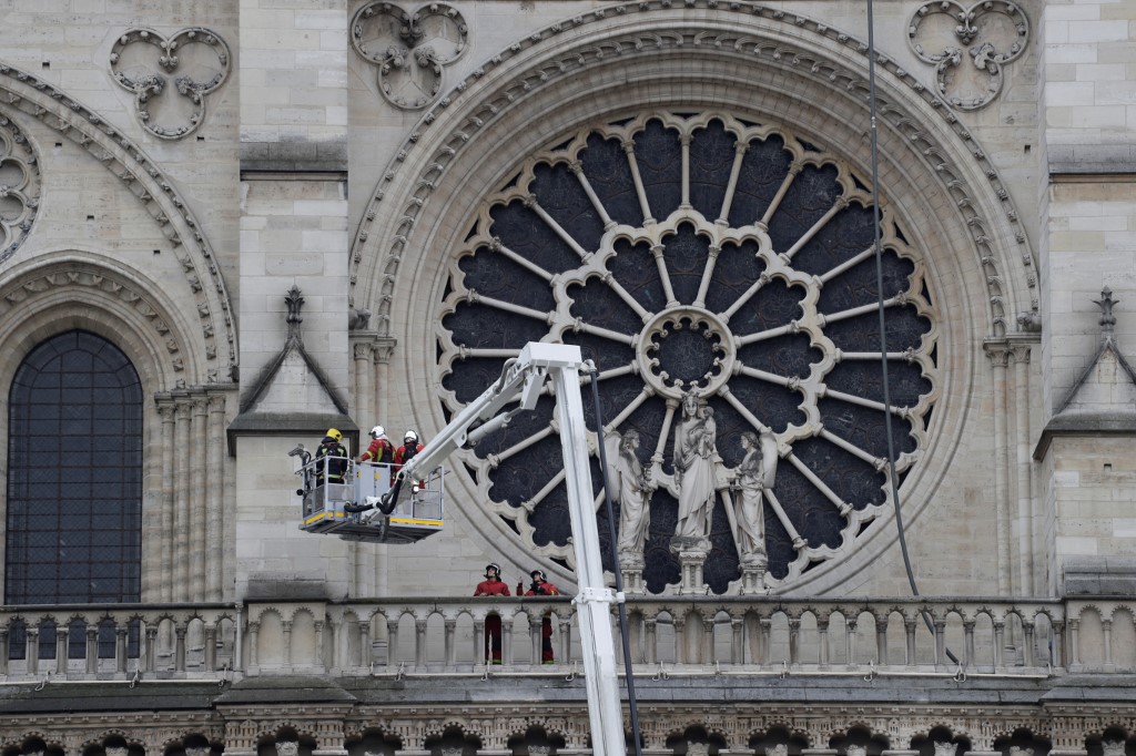 Presidente de Francia apoya la reconstrucción idéntica de la aguja de Notre Dame