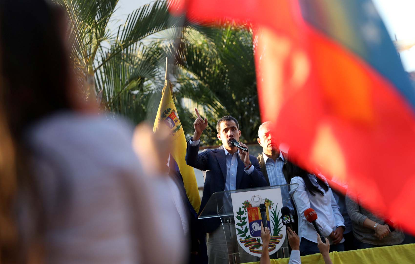 Guaidó presiona a Maduro en la calle con protestas contra el colapso de los servicios públicos #6Abr