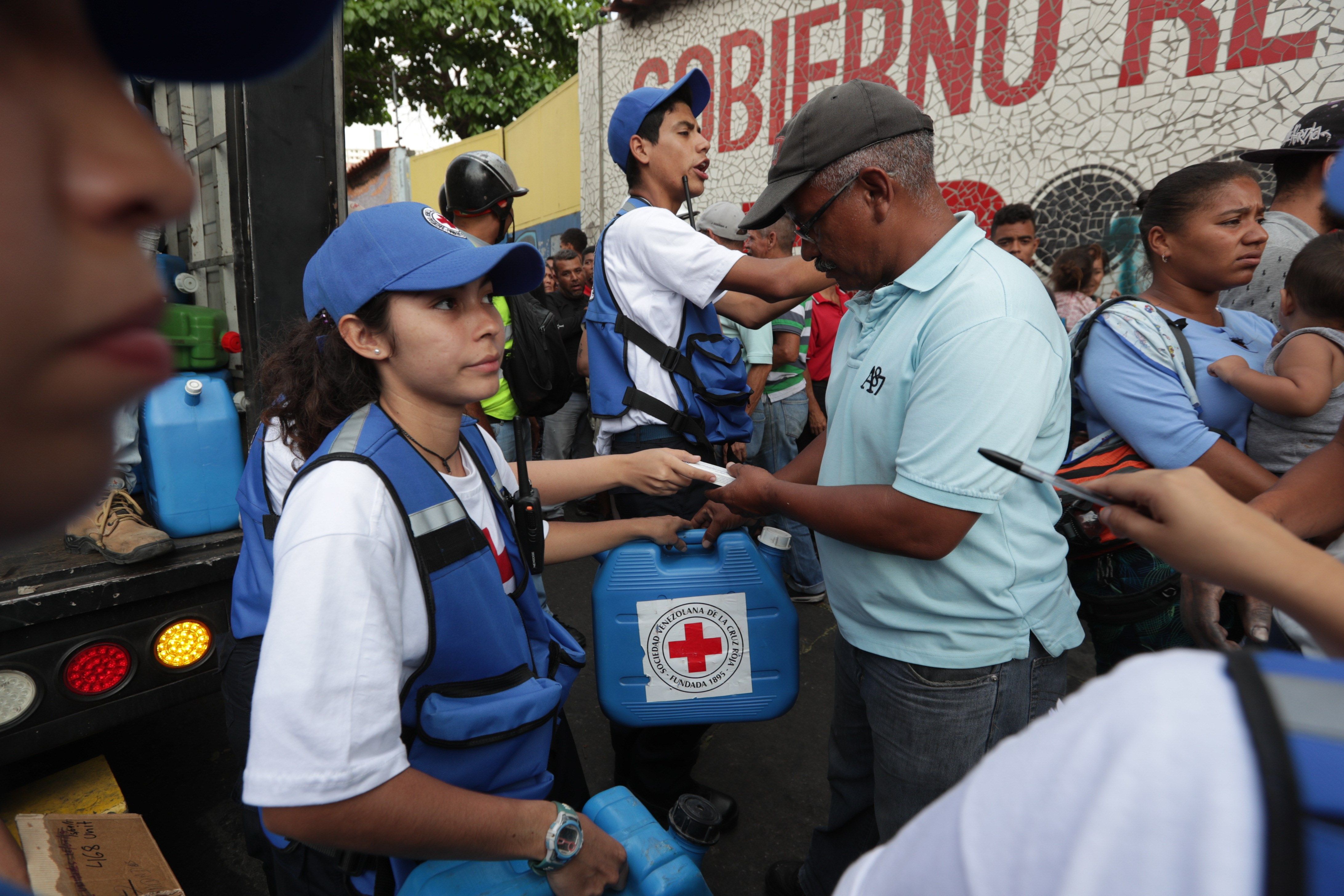 Venezolanos recibieron botellones de agua pero se quejan de que no pueden comprar sus medicinas