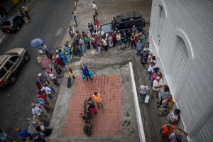 Largas colas otra vez en Caracas, por botellones de agua y pastillas potabilizadoras (FOTOS)