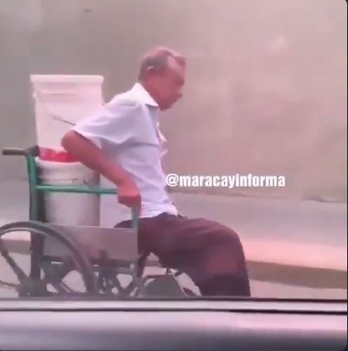 ¡Dolorosa realidad! Abuelo debe trasladarse en su silla de ruedas para buscar agua (VIDEO)