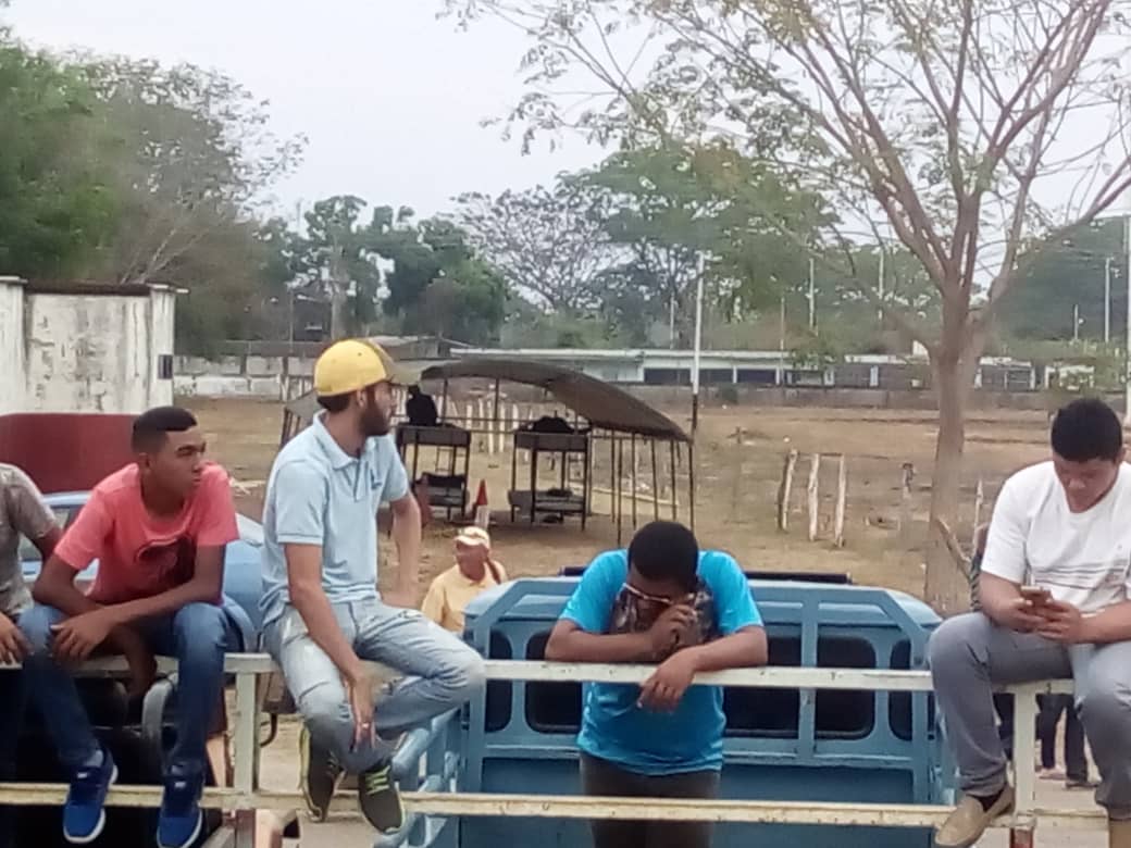 LA FOTO: Así duermen los soldados que “resguardan” el parque ferias en Achaguas
