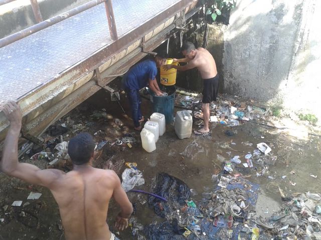 ¡Doloroso! Habitantes de Maracaibo acuden a una quebrada a obtener agua (FOTOS)