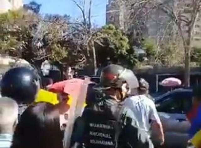 9:50 am Habitantes de Puerto Ordaz en la calle junto a la GNB en apoyo a Guaidó #30Abr (Video)