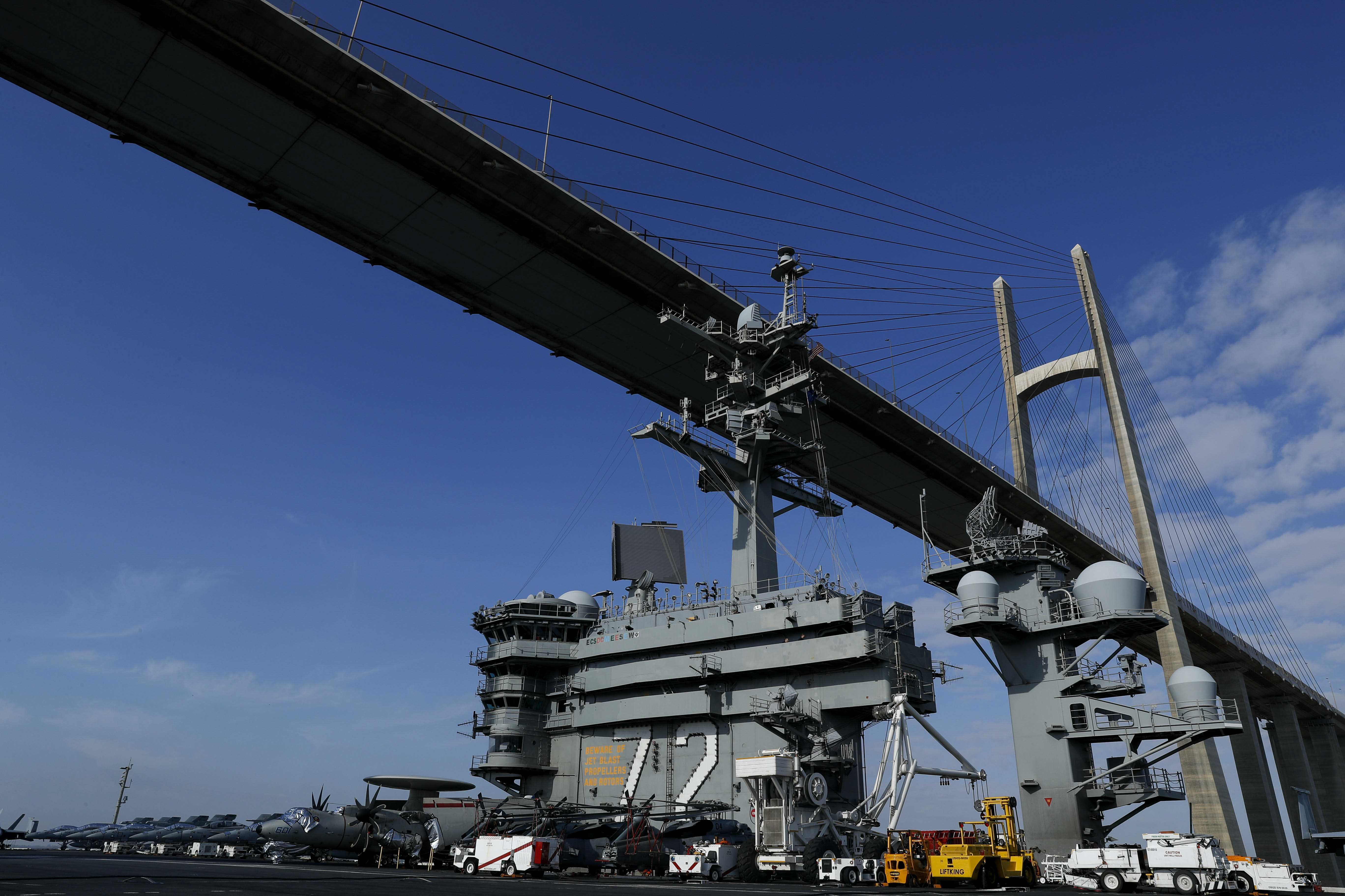 Portaaviones USS Abraham Lincoln cruza el Canal de Suez rumbo al Golfo Pérsico