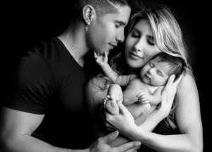¡CONMOVEDOR! Chyno Miranda revela el VIDEO del nacimiento de su bebé, Lucca